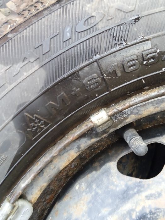 Vând un set de anvelope noi de iarna pentru Dacia Solenza