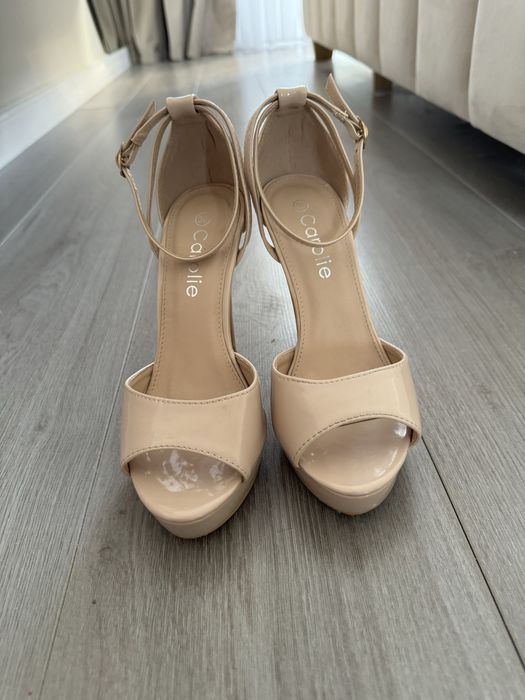 Sandale cu toc bej/crem marimea 36