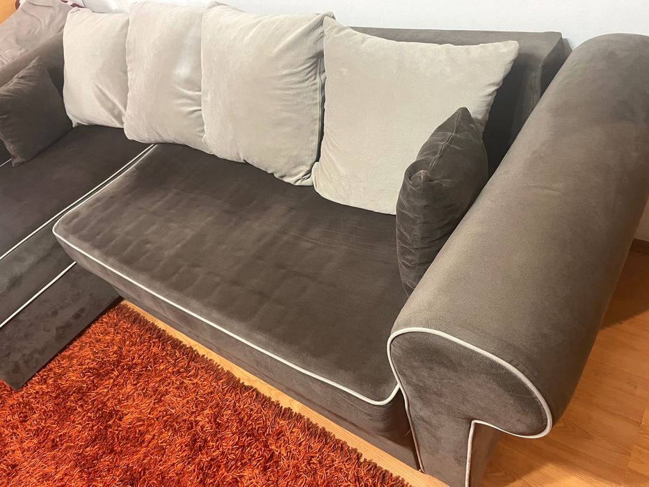 Vand coltar extensibil, stare foarte buna, 2,6 m x 1,5 m, cu lazi de depozitare sub ambele laturi
