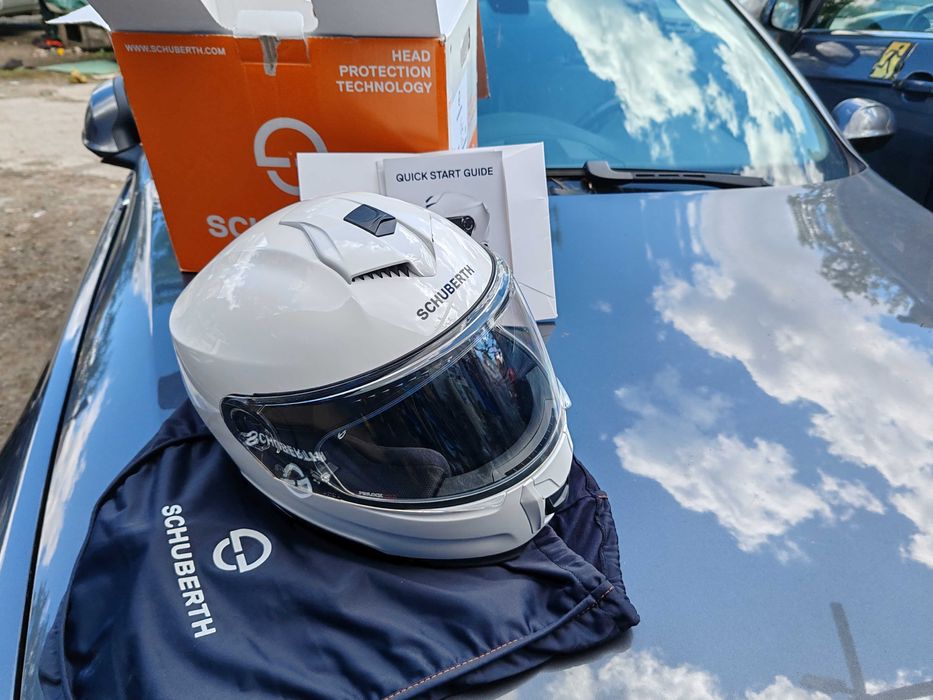 Мото каски, ботуши, екип от 2 части и раници.