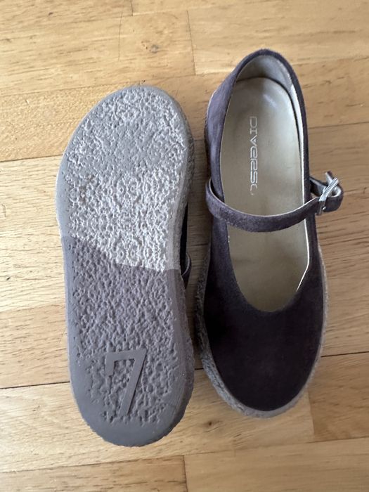 Тъмно кафяви велурени обувки