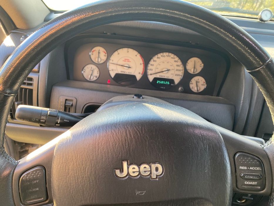 Jeep Grand Cherokee cu troliu 6 tone pregatit offroad stare impecabila