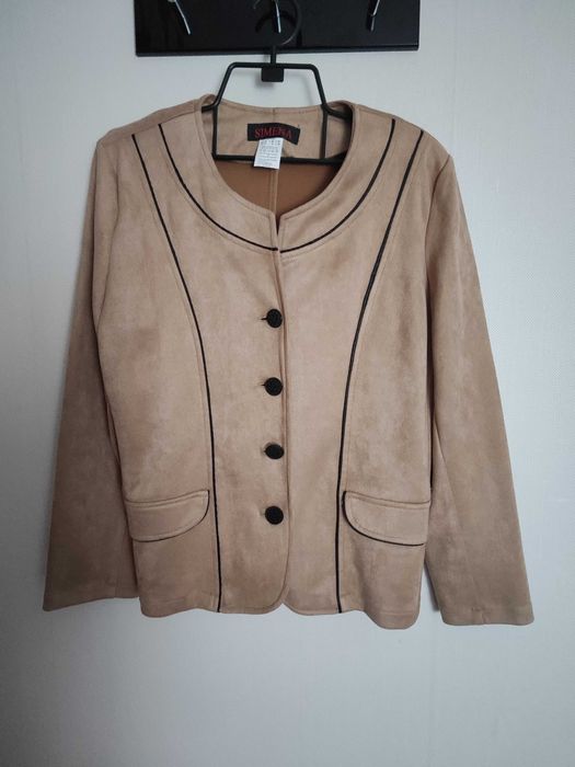 Сако в бежов нюанс тип редингот