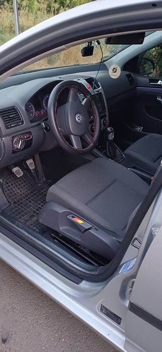 Vând Golf 5 R32.