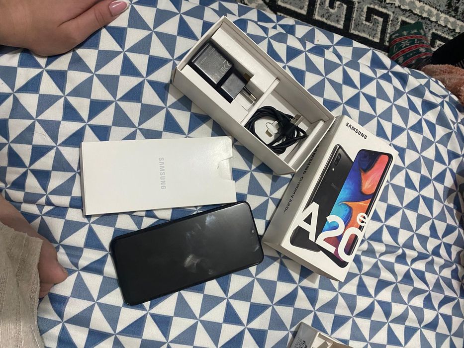 De vanzare două telefoane Samsung A20e