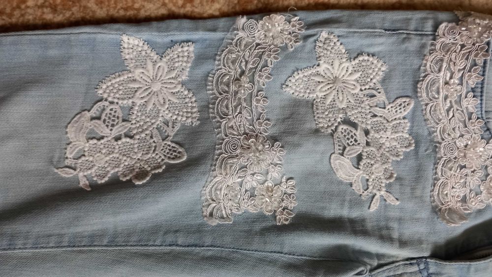 Дънки с  дантела