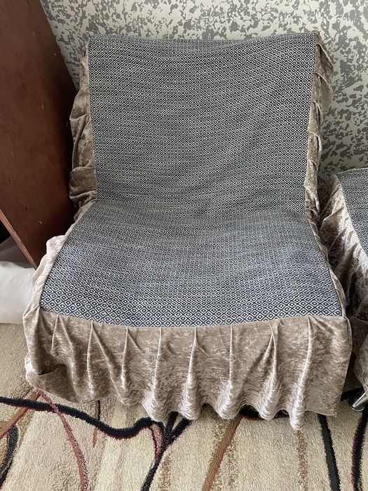 Диван с креслом и пкфиком