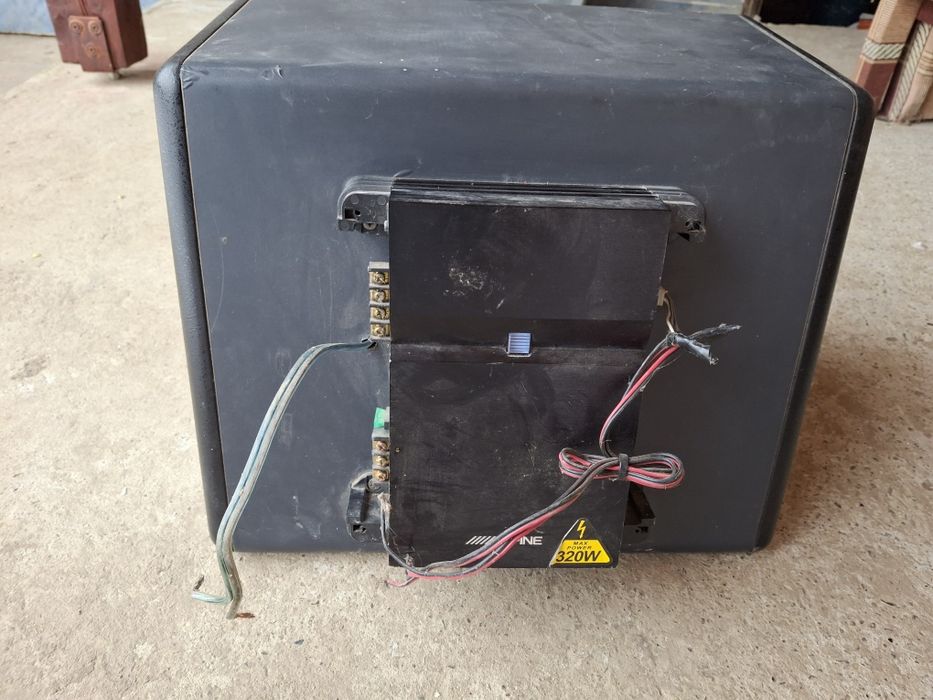 Vand subwoofer  auto Hertz in boxa