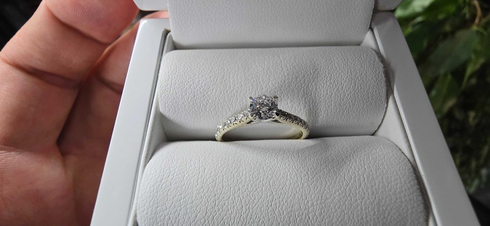 ГОДЕЖЕН ПРЪСТЕН С 21 ДИАМАНТА