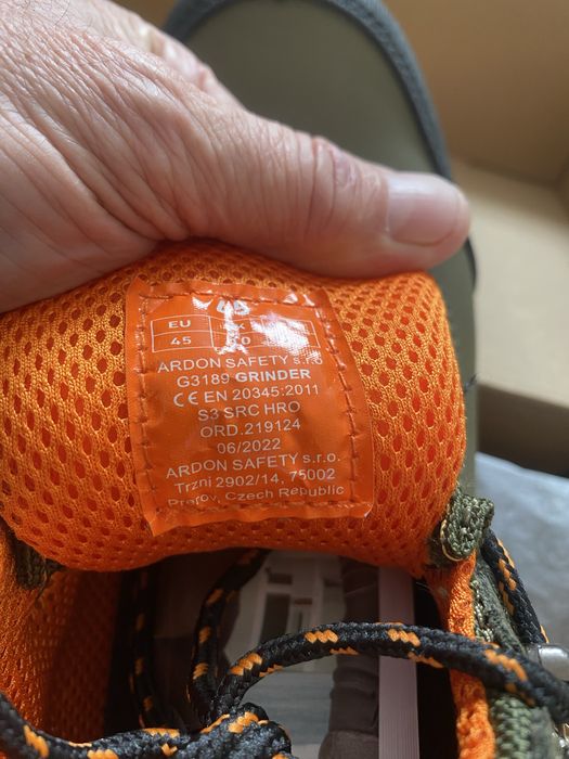 Bocanci noi nepurtati cu eticheta!!!