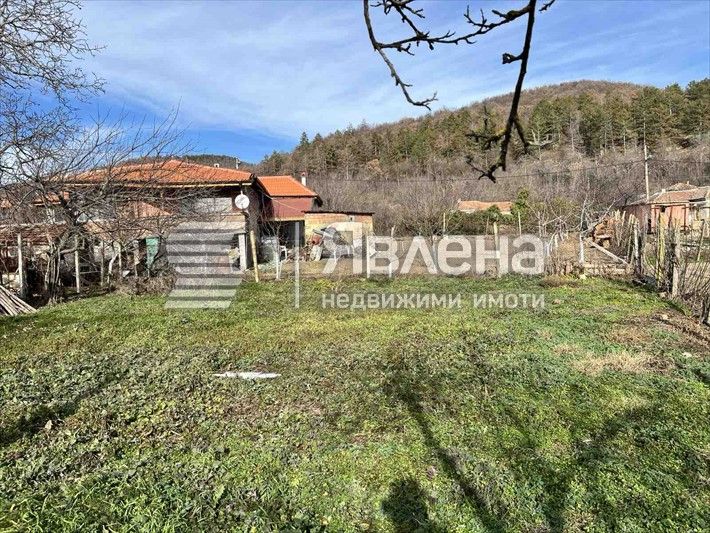 Самостоятелна къща с двор в с.Горица