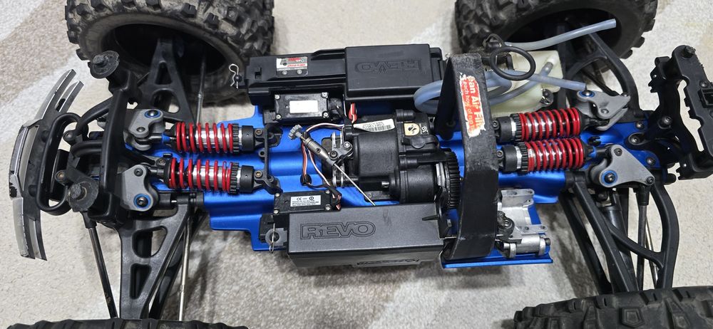 Automodel Traxxas Revo 3.3 roller