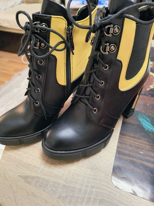 Продавам дамски боти