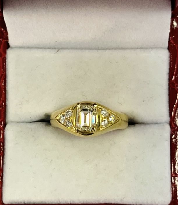Златен пръстен с натурален диамант форма (Emerald)