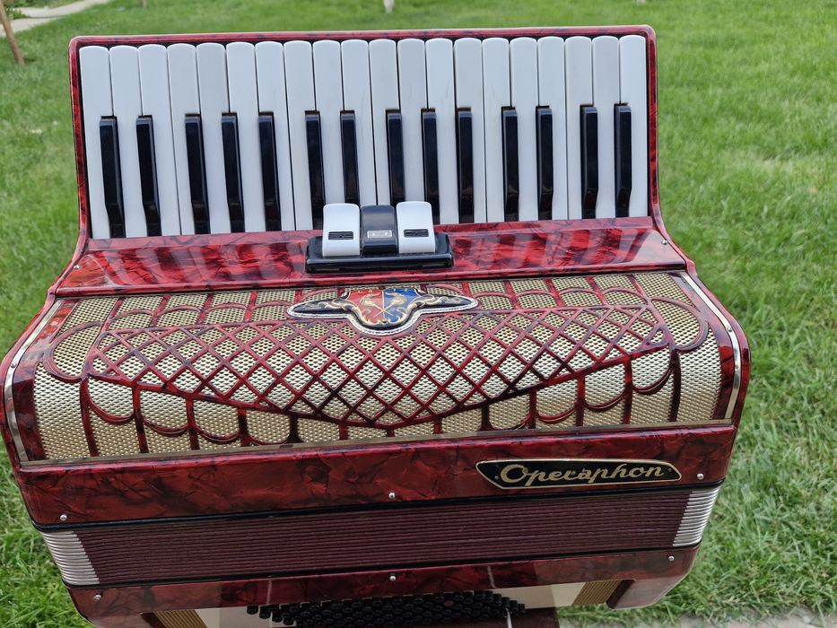 Acordeon  gernan în stare excelenta  cu 72 basi rosu