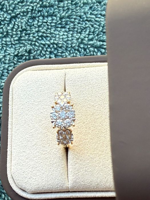 Inel cu diamante naturale.