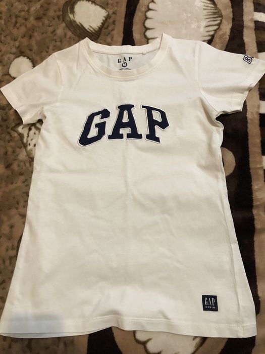 Продаются спорт. костюм и две маечки.