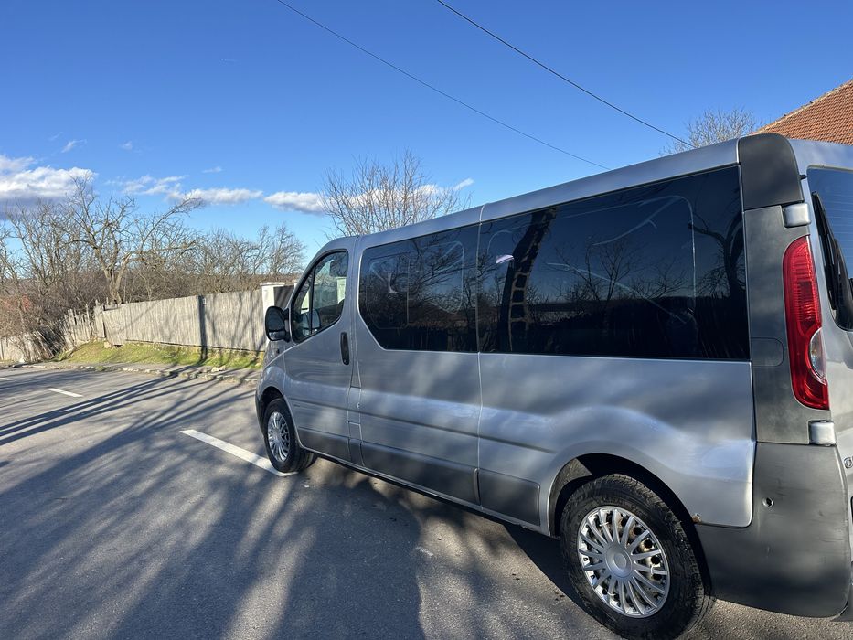 Vând  Opel vivaro 8+1  pasul lung
