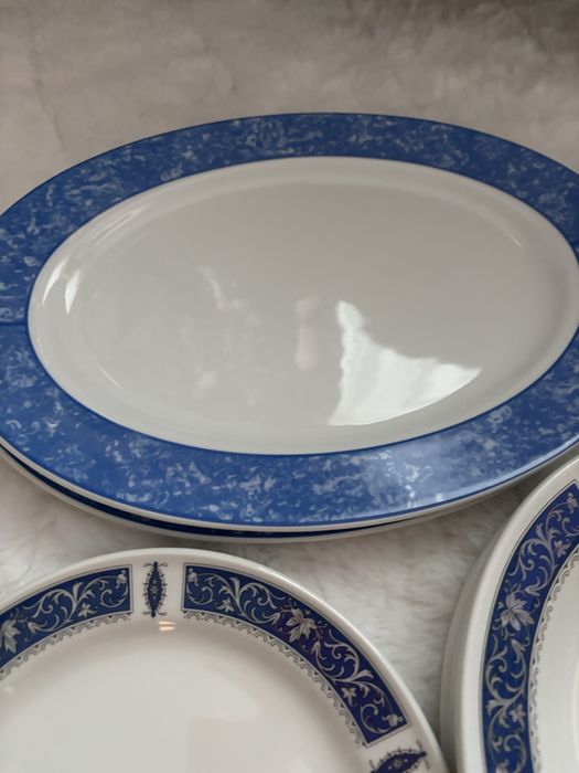 Чинии синьо и бяло