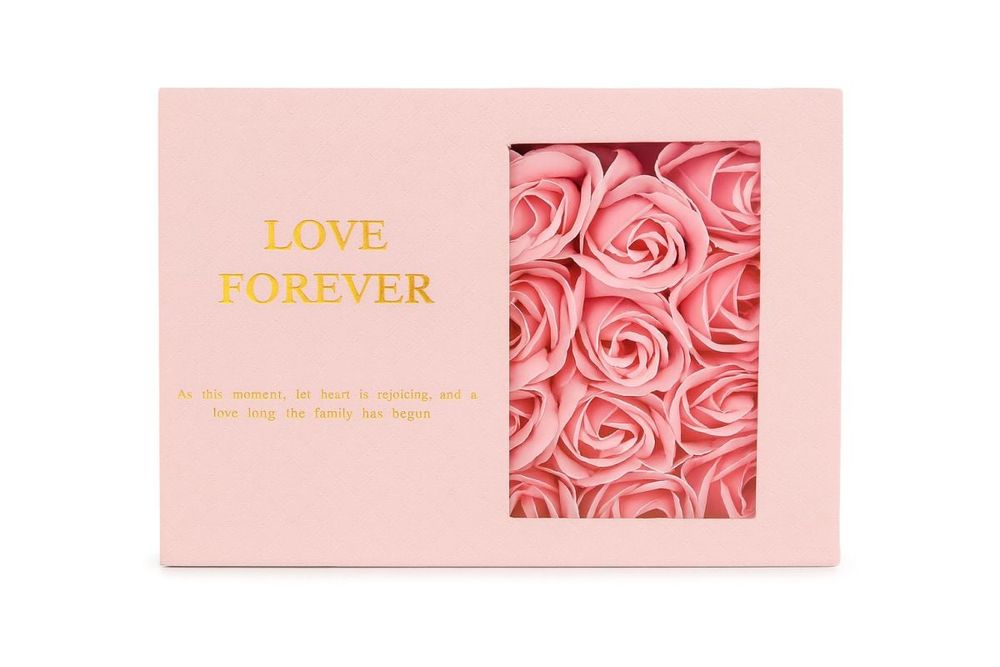 Cutie cadou cu 12 trandafiri artificiali si colier