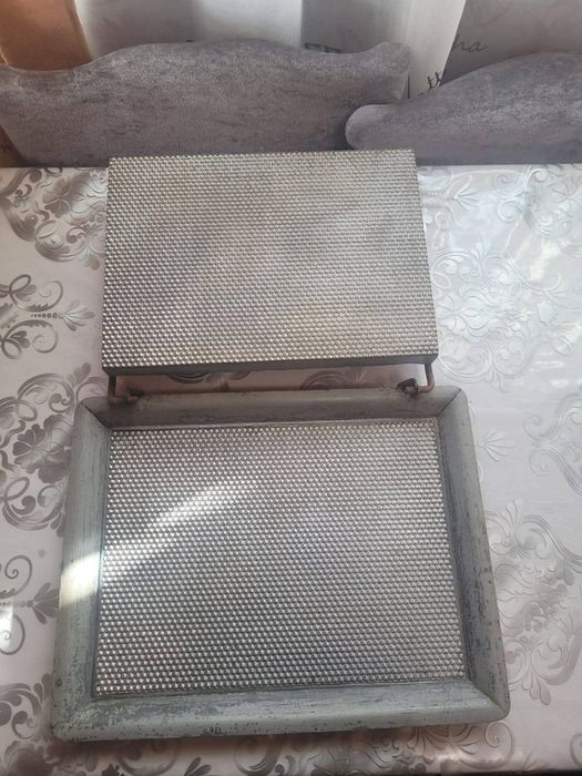 Vând  presa Ceara faguri albine în stare foarte bună pt mai multe detalii la nr de telefon