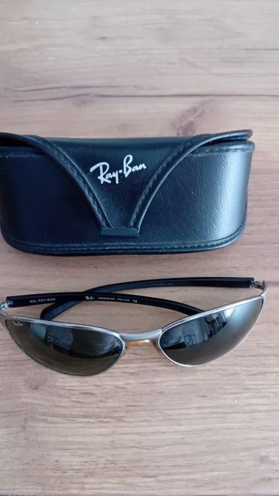 Vând ochelari de soare originali Ray-Ban.