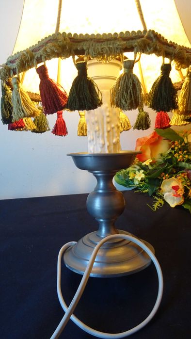 Настолна лампа вентидж маркирана, естествена кожа  и метална основа.