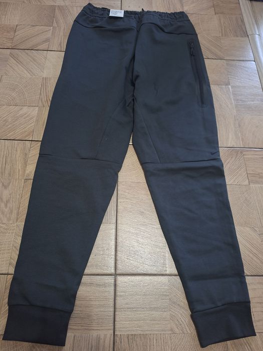 Pantaloni Nike pentru bărbați,nou cu etichetă,de culoare gri