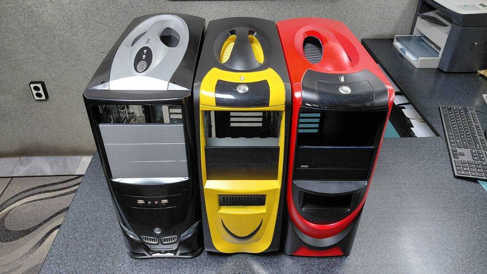 Продавам компютърни кутии и два монитора в много добро състояние