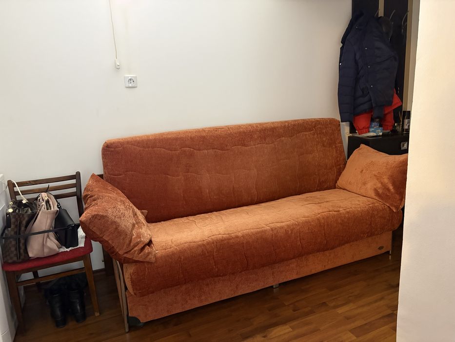 Canapea cu cadru metalic