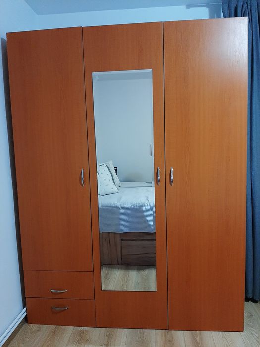 Șifonier trei uși cu oglindă