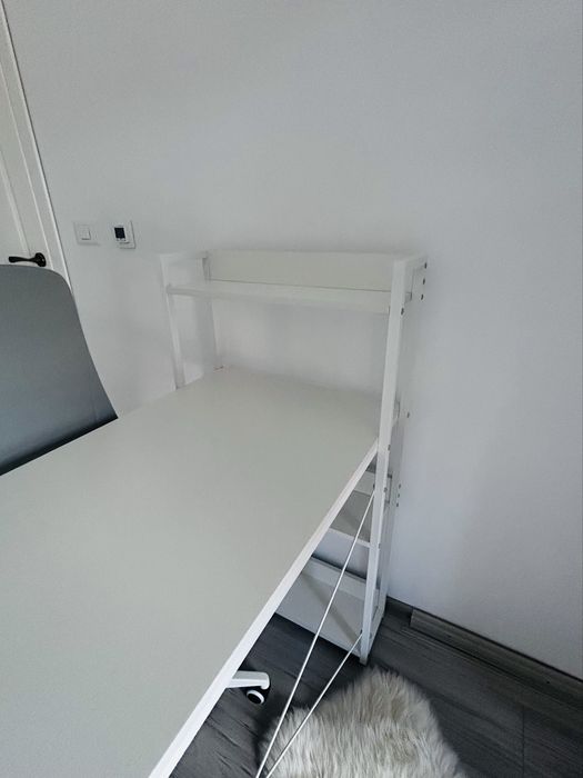 Vand birou alb cu rafturi biblioteca