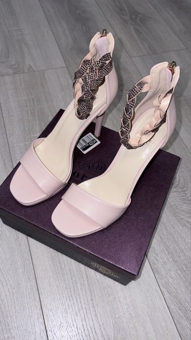 Туфли на высоком каблуке