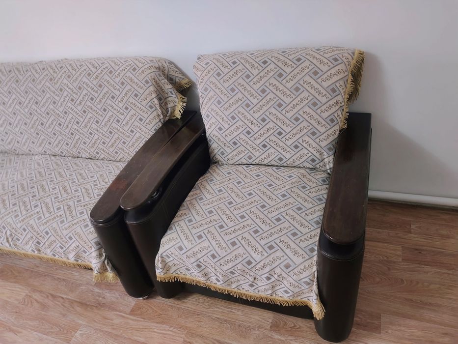 Продам диван с двумя креслами .