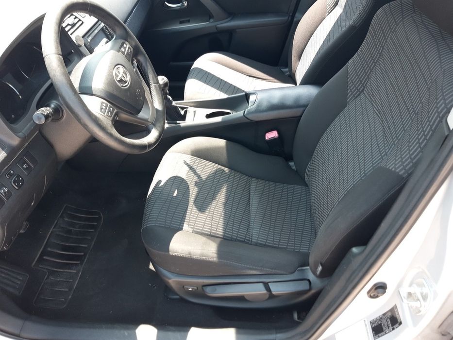 Vând Toyota Avensis