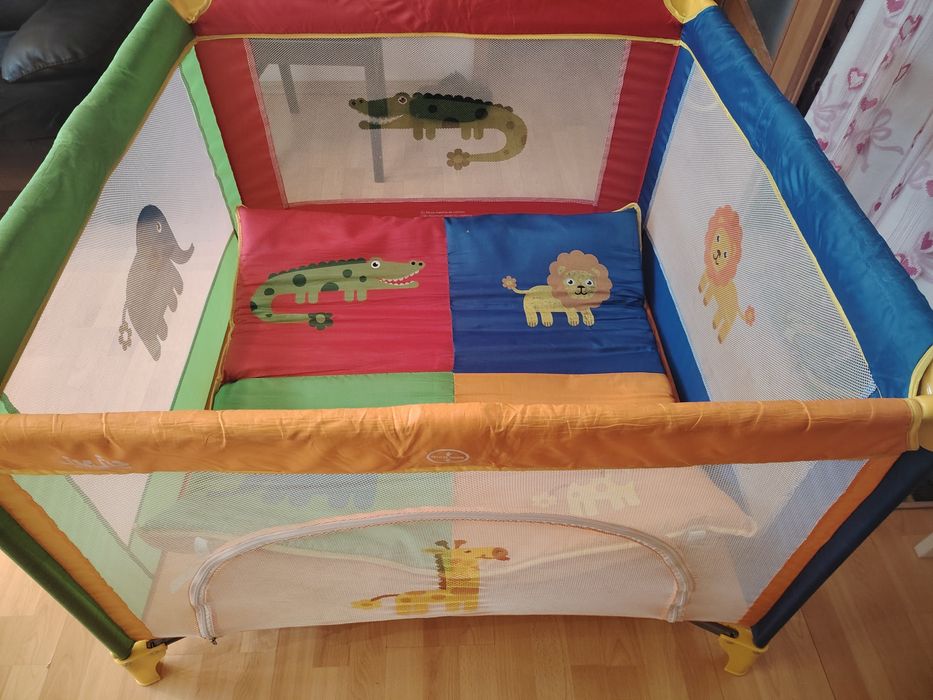 Vând un țarc de joacă