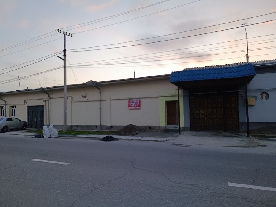 Nazarbekda 1.5 sotixlik, 3xonali uy sotiladi. Fasadi 12.3ga 12.2