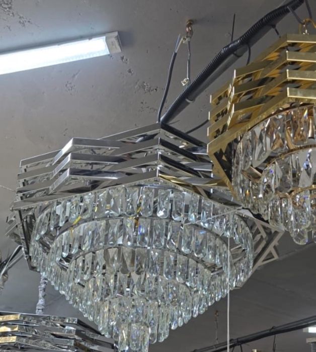 Люстра б/у продается чуть сломана