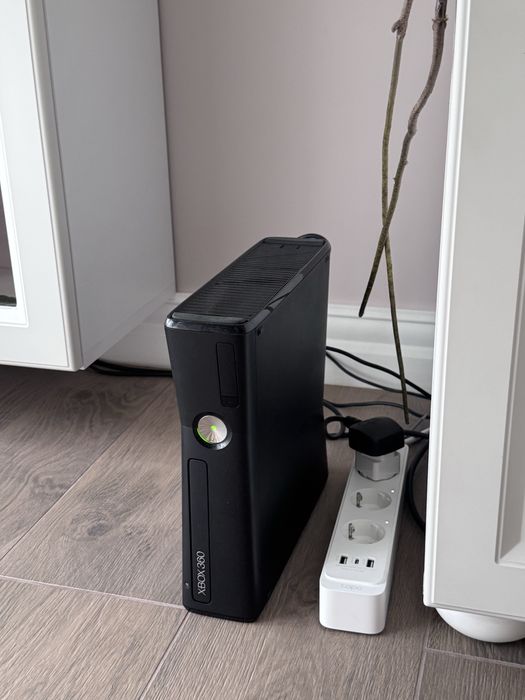 Xbox 360 Slim Modat + senzor Kinect de miscare + 2 controllere + 80 de jocuri gata instalate