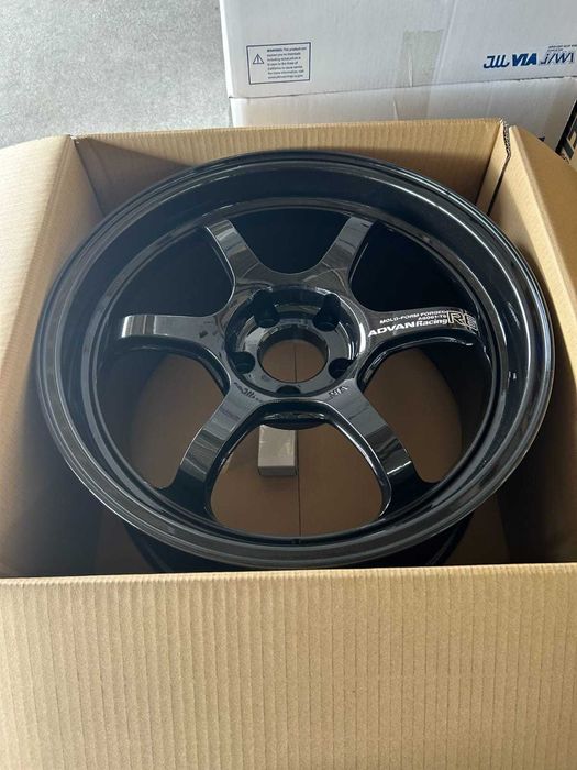 Комплект джанти Advan Racing R6 18x9.5 +29 5x114.3 Titanium Black
