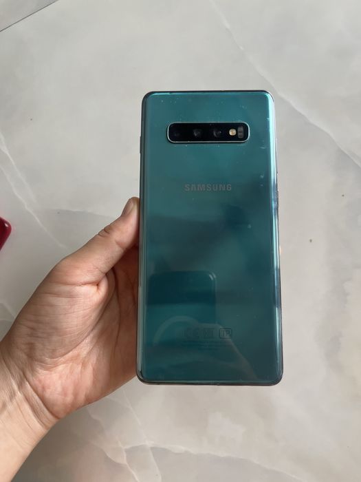 Samsung Galaxy S10 в зеленом цвете.