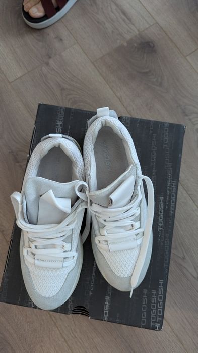 Дамски сникърси TOGOSHI /бели/