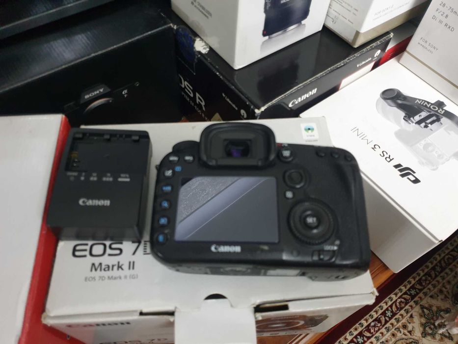 Кенон 7д марк2 в идеале .В упаковке