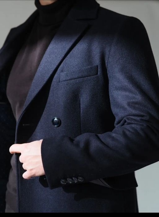 Двубортное шерстяное пальто.