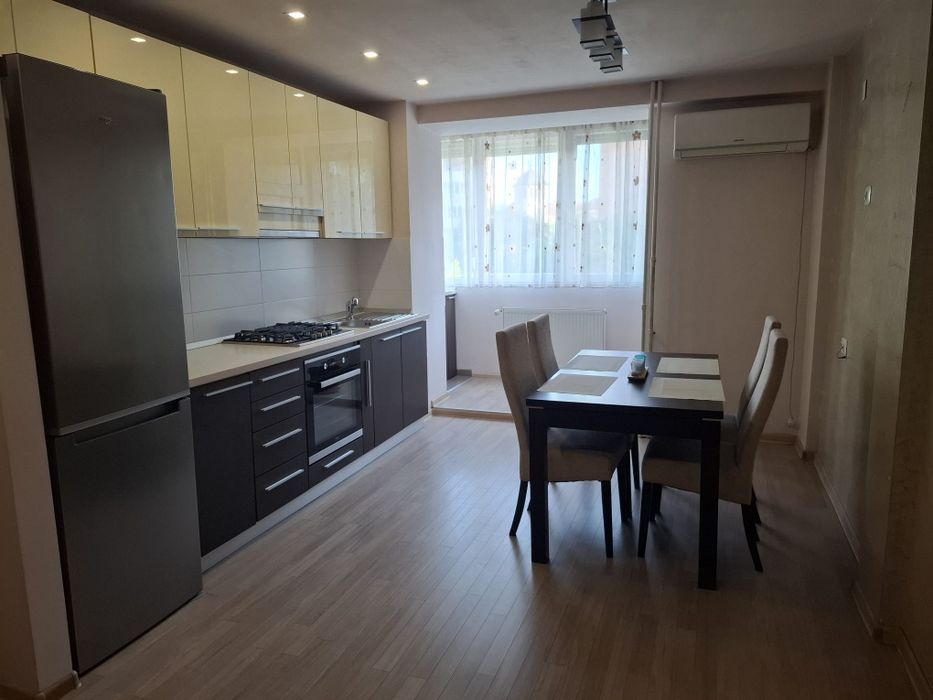 Inchiriez apartament cu două camere.