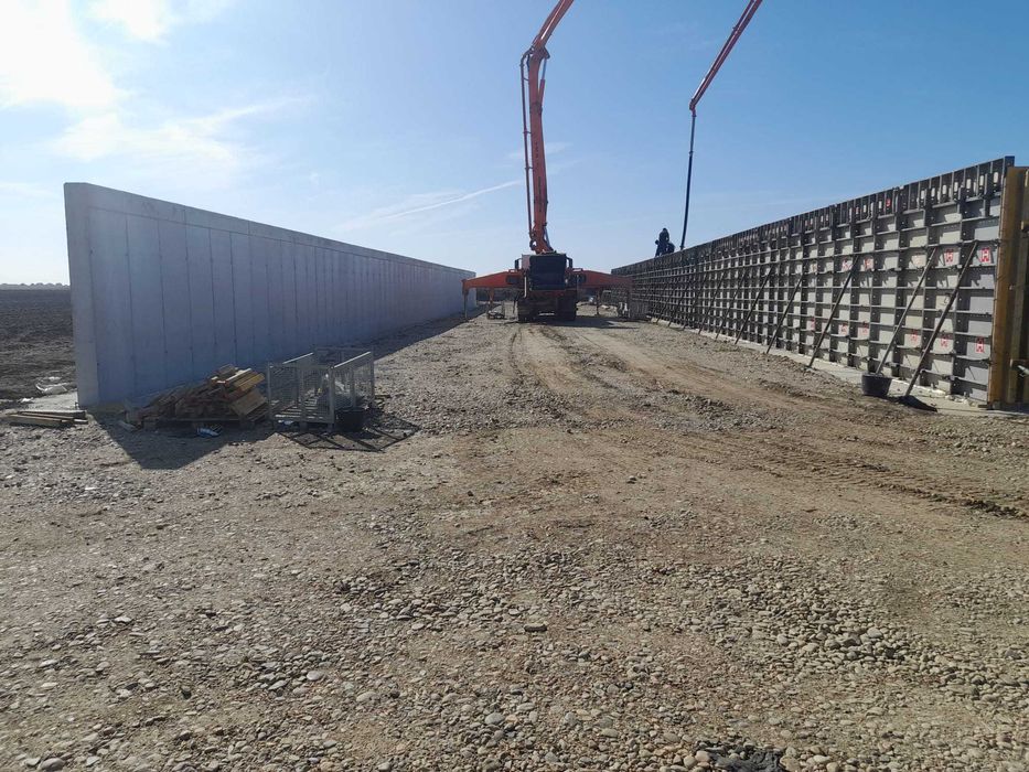 Executam constructi la rosu