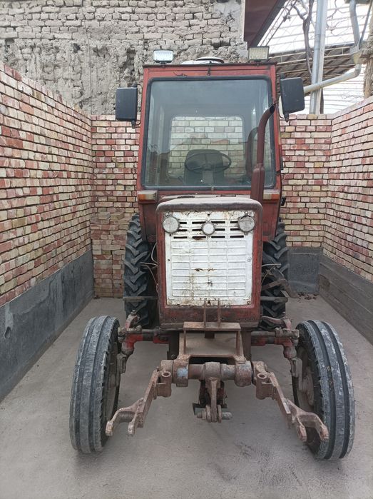 Traktor sotiladi T 25