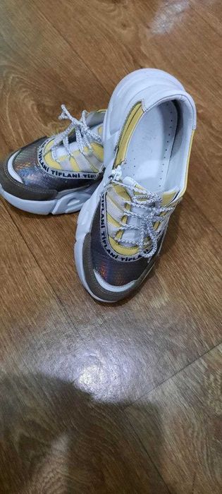 Кожаные кроссовки на весну-осень на девочку