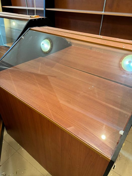 Продам витринные полки , стилажии