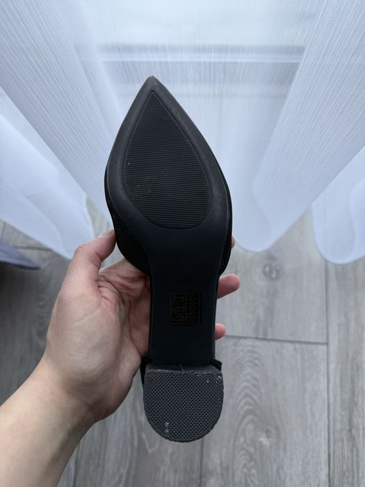 Pantofi cu toc cu catarama, negru